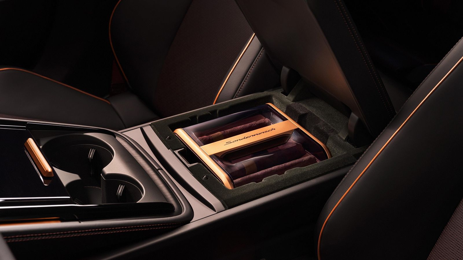 2 χρόνια μετά η Porsche έδειξε την καμπίνα της Panamera Sonderwunsch